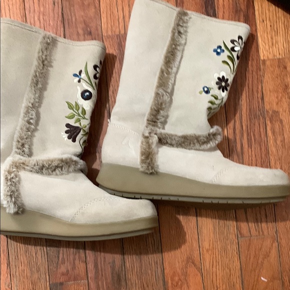 Embroidered Beige Winter Boots - Picture 1 of 9
